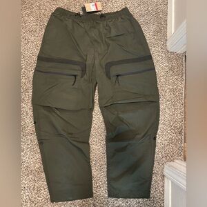 Nike Tech utility cargo featherweight pants. Large men’s